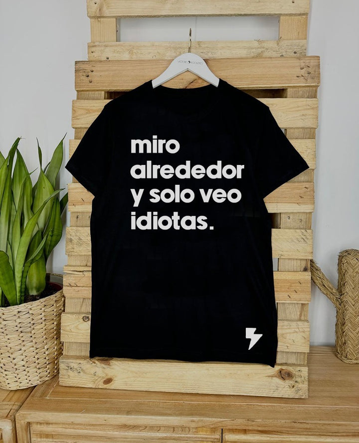 CAMISETA SOLO VEO IDIOTAS